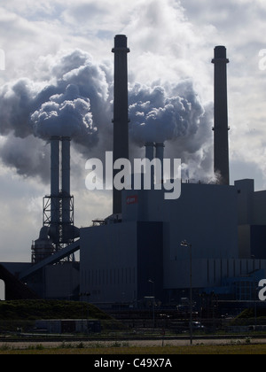 Der Hafen von Rotterdam ist eine sehr große Nutzerbasis von elektrischer Energie und das Eon-Kraftwerk liefert einen großen Teil davon. Holland Stockfoto