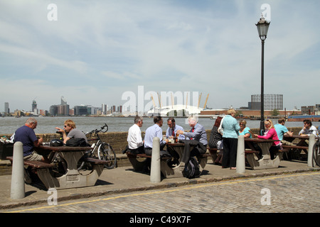 Menschen mit Mittagessen von Themse IN Greenwich, LONDON, mit MILLENNIUM DOME im Hintergrund Stockfoto