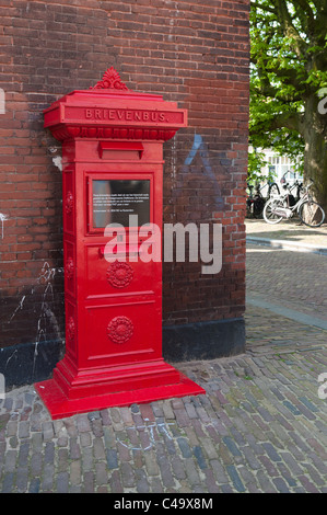 Vintage roten Briefkasten in Delfshaven, Niederlande. Stockfoto