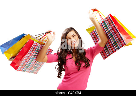 Porträt von fröhliches Mädchen mit bunten Papiertüten Blick in die Kamera und lächelnd Stockfoto