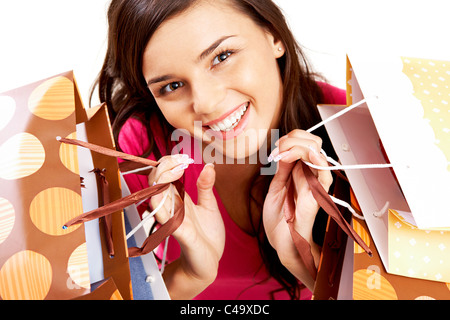 Porträt von fröhliches Mädchen mit bunten Papiertüten Blick in die Kamera Lächeln Stockfoto