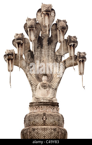 Buddha Skulptur und sieben Leitung Cobra isoliert auf weiß, Wat Khaek, Nongkhai, thailand Stockfoto