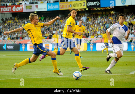 Fußball international Schweden Vs Finnland Sebastian Larsson SWE mit Ball und Zlatan Ibrahimovic Stockfoto