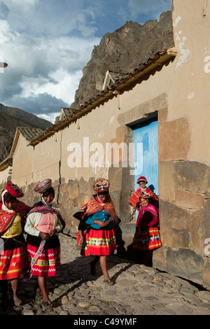 Peru, Ollantaytambo, Indian People aus Patacancha oder Patakancha in ihrer traditionellen Kleidung. Stockfoto