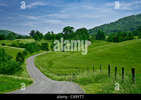 Byway: Eine weniger befahrenen Straße schlängelt sich durch den Ausläufern der Blue Ridge Mountains in West Virginia. Stockfoto