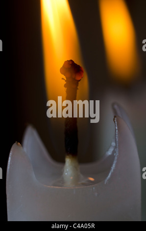 Nahaufnahme der brennenden Kerze Stockfoto