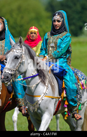 Arabische Royal Cavalry of Oman im original-Kostüm auf arabische Pferd während einer öffentlichen zeigen in München, Deutschland Stockfoto