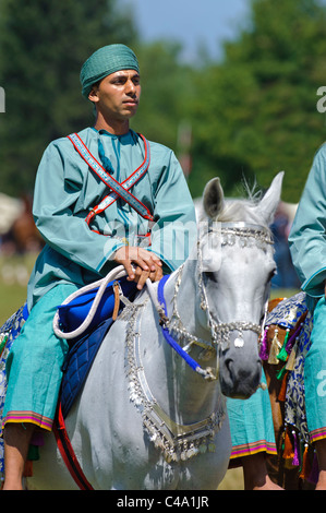 Arabische Royal Cavalry of Oman im original-Kostüm auf arabische Pferd während einer öffentlichen zeigen in München, Deutschland Stockfoto