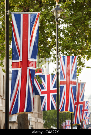 Union Jack-Flaggen hängen in Whitehall, London UK Stockfoto