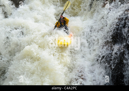 Kajakfahrer Callum Anderson auf der Lower Falls, Glen Nevis, in der Nähe von Fort William, Schottland Stockfoto