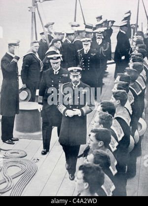 König Georg v. von England Überprüfung der Crew das Schlachtschiff Iron Duke im Jahr 1914. Stockfoto