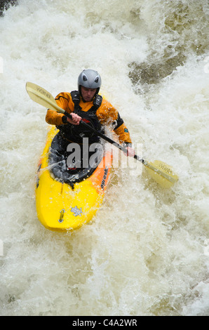 Kajakfahrer Callum Anderson auf der Lower Falls, Glen Nevis, in der Nähe von Fort William, Schottland Stockfoto