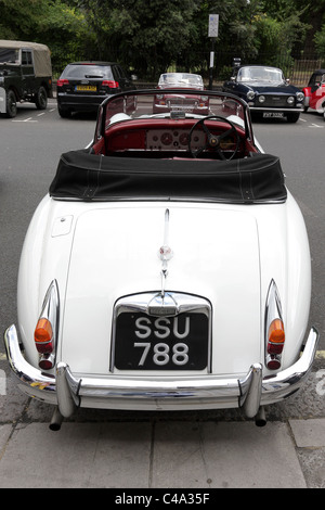 Eine wunderschöne und unberührte Beispiel für einen Jaguar XK 150 betrachtet von einem hinteren Aspekt in St James Square im Zentrum von London. Stockfoto