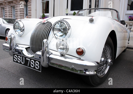 Niedrigen Niveau Aspekt der Front und in der Nähe von Seite der eine makellos weiße Jaguar XK 150, ein wirklich wunderbares Beispiel für Jaguar Vergangenheit. Stockfoto