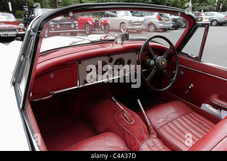 Wunderbares Beispiel für eine Ende der 50er Anfang der 60er Jaguar XK 150, hier ist die Fahrerkabine gepolstert in Rot Leder. Stockfoto