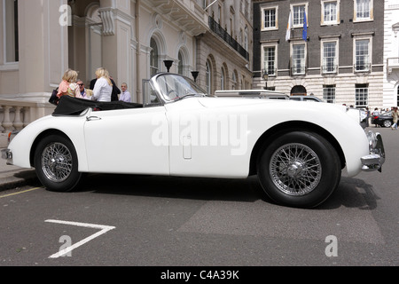 Ein wirklich wundervolles Beispiel für Jaguar Automobilgeschichte, die klassischen Jaguar XK 150, hier in St. James Square in London gesehen. Stockfoto