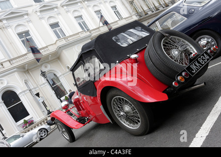 Wunderbares Beispiel von British Motor Manufacturing, die HRG 2-Sitzer Sportwagen, in St James Square im Zentrum von London gesehen. Stockfoto