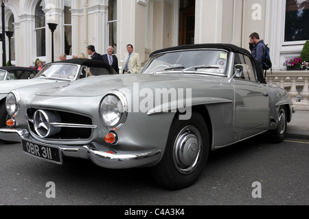 Wunderbares Beispiel für eine 1950er Mercedes 190 SL, betrachtet aus einem vorderen und seitlichen Aspekt in St James Square, London. Stockfoto