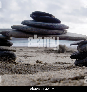 Kiesel-Turm am Strand Stockfoto