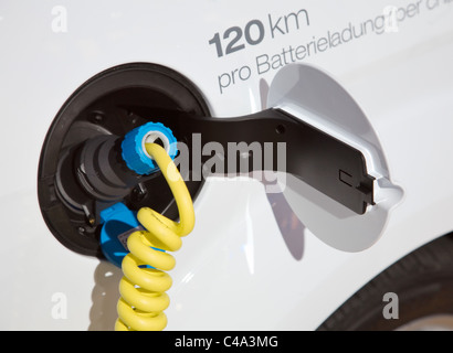 Stecker und Ladekabel auf ein Elektroauto in Deutschland Stockfoto