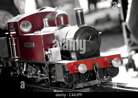 Ein Modell sitzen auf Dampfzug für Fahrten auf einer lokalen Messe im Sommer. Stockfoto