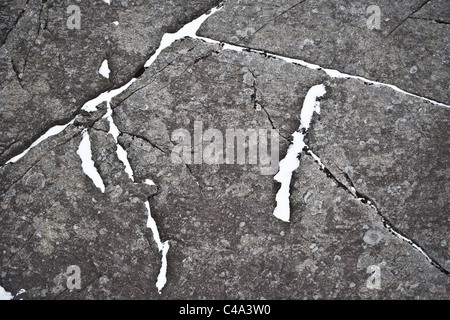 Fels Risse mit Schnee bedeckt. Winter, Form Stockfoto