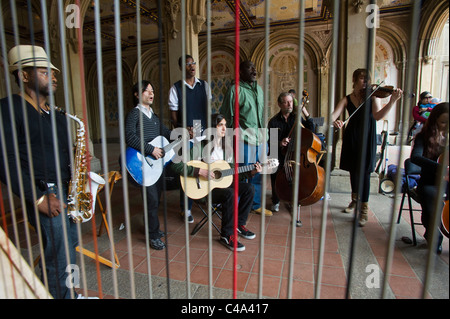 Musiker auf Bethesda Terrasse im Central Park in New York Stockfoto