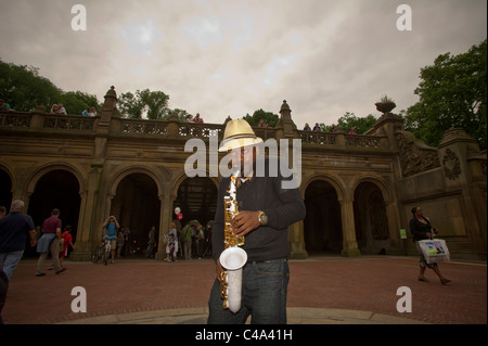 Alt-Saxophonist spielt auf Bethesda Terrasse im Central Park in New York Stockfoto