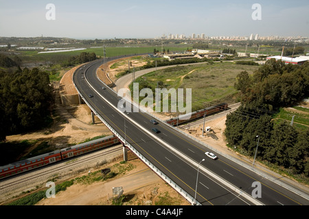 Luftaufnahme von einem Zug unter einer Brücke in der Nähe von Dorf Beit Yehoshua in der Sharon Stockfoto