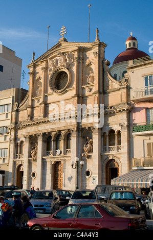 Die Pfarrei Kirche des Jesus von Nazareth in Sliema, Malta Gesichter auf Hafen und liegt in der Nähe der wichtigsten Bus, Fähre und Kreuzfahrt Haltestellen. Stockfoto