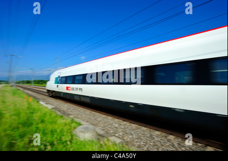 Ein Schweizer Zug. Bewegungsunschärfe verwendet, um Geschwindigkeit zu geben. Fokus auf das SBB-Logo SBB/CFF/FFS Stockfoto