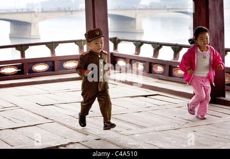 Kinder spielen - Pjöngjang, Demokratische Volksrepublik Korea (Nordkorea) Stockfoto