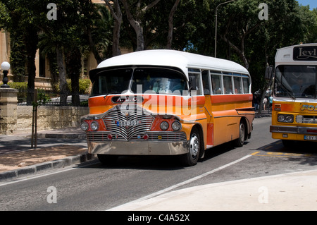 Ein traditionelles Oldtimer Bus verläßt die Valletta Busstation. Die Busse werden von Linienverkehr auf 3. Juli 2011 zurückgezogen Stockfoto