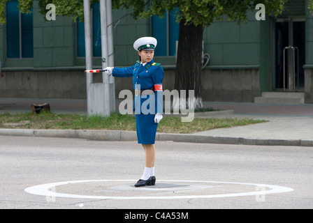 Verkehr Polizistin bei der Arbeit, nordkoreanische Polizei Frau auf der Straße. Pjöngjang, DVRK, Nordkorea Stockfoto