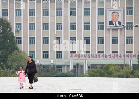 Mutter und Tochter in Pjöngjang, Demokratische Volksrepublik Korea (Nordkorea) Stockfoto