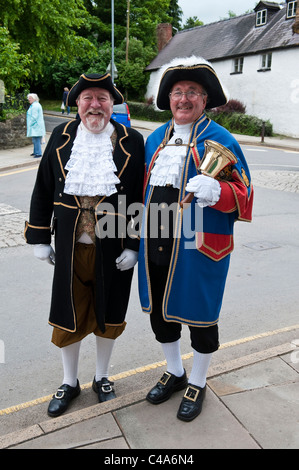 Zwei Stadtschreier in ihren traditionellen Kostümen aus dem 18. Jahrhundert in Presteigne, Powys, Wales, Großbritannien Stockfoto