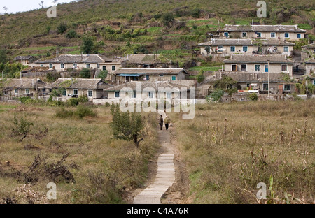 Kleines Dorf im Lande in Nordkorea, Demokratische Volksrepublik Korea Stockfoto