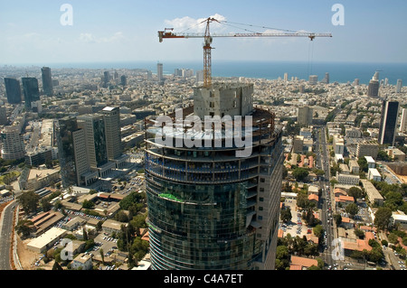 Luftaufnahme von einem Kran auf einen Wolkenkratzer in Tel Aviv Stockfoto