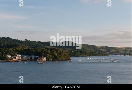 Ein friedlicher Sommerabend Blick auf die Rame Peninsula, Cornwall, gesehen von der anderen Seite des Flusses Tamar (oder der Hamoaze), mit Blick auf St. John's Lake Stockfoto