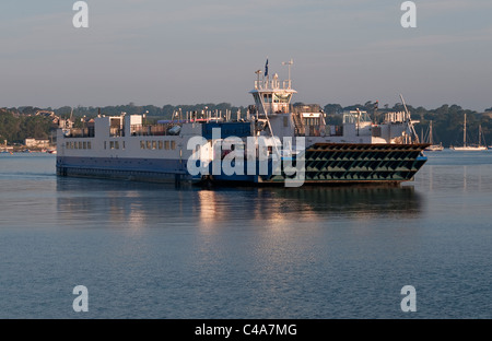 Am frühen Morgen Blick auf die Torpoint-Fähre (Plym II), die die Hamoaze (Teil des Flusses Tamar) zwischen Devonport (Plymouth) und Torpoint überquert. Stockfoto