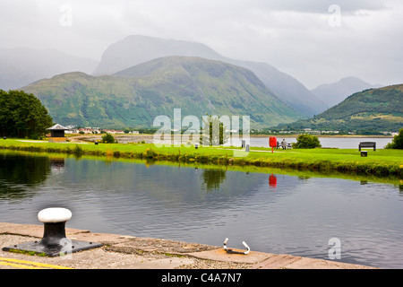 Blick über den kaledonischen Kanal auf Corpach und Loch Linnhe in Richtung Fort William und Ben Nevis Stockfoto