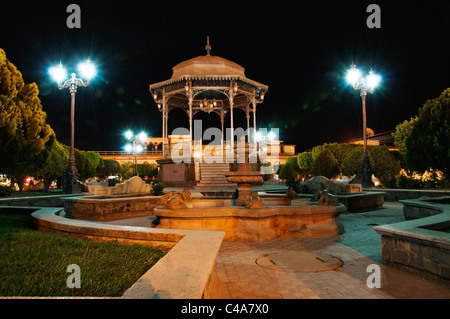 Mascota des zentralen Platz mit Brunnen und einem Pavillon leuchtet mit Lichtern in der Nacht in Jalisco, Mexiko. Stockfoto