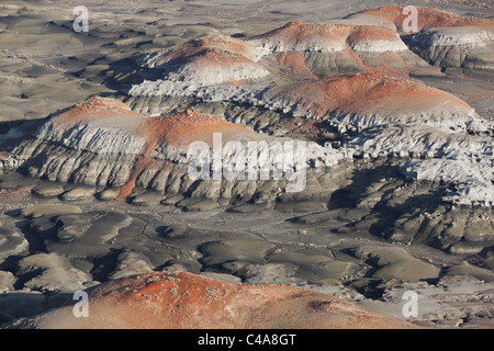 LUFTAUFNAHME. Badlands von Sedimentgestein mit bunten Schichten. Bisti De-Na-Zin Wilderness Area, San Juan County, New Mexico, USA. Stockfoto