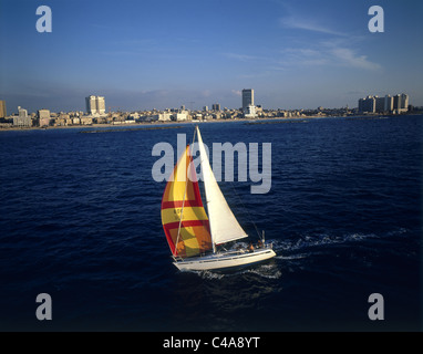 Luftaufnahme von einem Segelboot im Mittelmeer in der Nähe der Küste von Tel Aviv Stockfoto