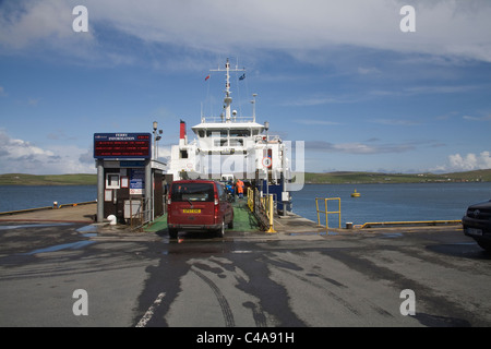 Lerwick Schottland UK Fahrzeuge fahren auf Leirna Fähre für die Reise zum Bressey eines Offshore-Shetland-Inseln Stockfoto