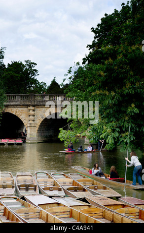 Punts und Bootfahren auf dem Fluss Cherwell in der Nähe von Magdalen Bridge in Oxford; Boote Nahe Magdalen Brücke Stockfoto