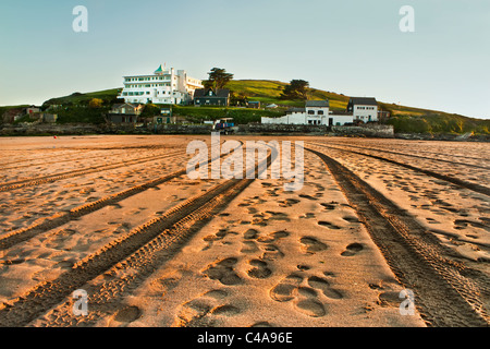 Burgh Island in South Devon, UK mit Traktor tracks führt von Bigbury Bay Stockfoto