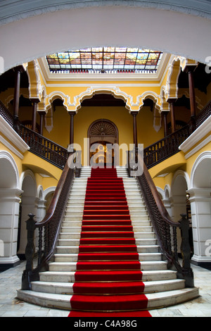 Treppe im Palast des Erzbischofs befindet sich auf der Plaza Mayor in Lima, Peru. Stockfoto