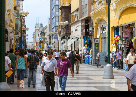 Calle De Mercaderes ist eine Fußgängerzone in der Nähe von Plaza Mayor in Lima, Peru. Stockfoto