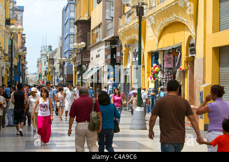 Calle De Mercaderes ist eine Fußgängerzone in der Nähe von Plaza Mayor in Lima, Peru. Stockfoto